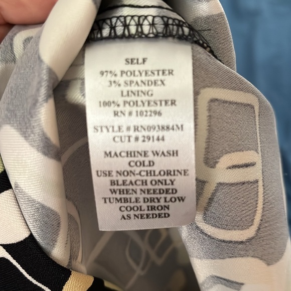 Sleeveless dress with pleats and pockets. - Picture 4 of 4